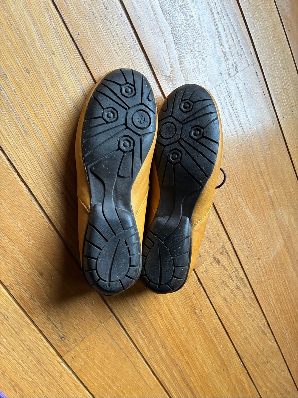 Sergio Tomani mustard yellow leather flats. - Picture 4 of 6